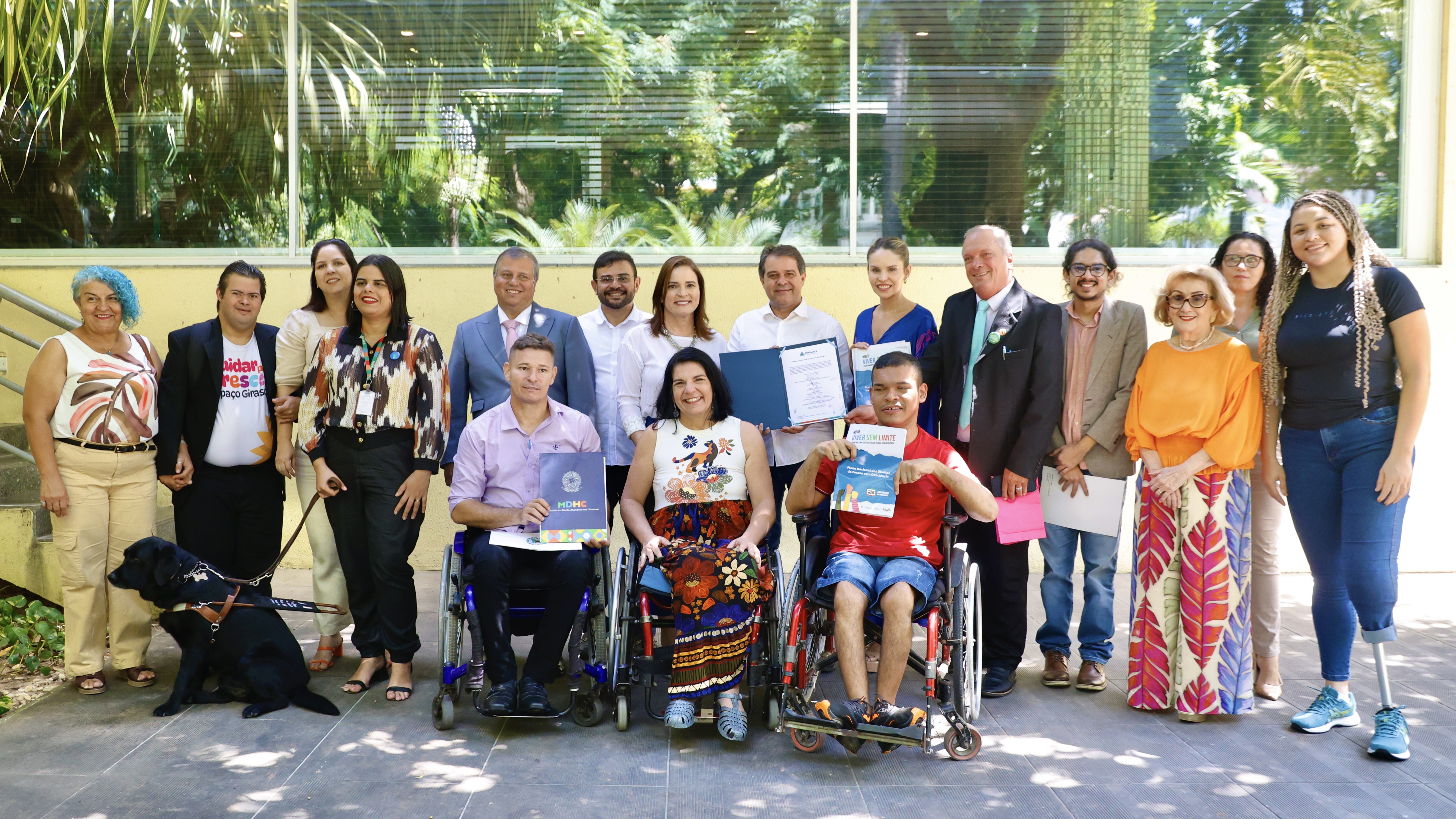 grupo de pessoas posa para a foto